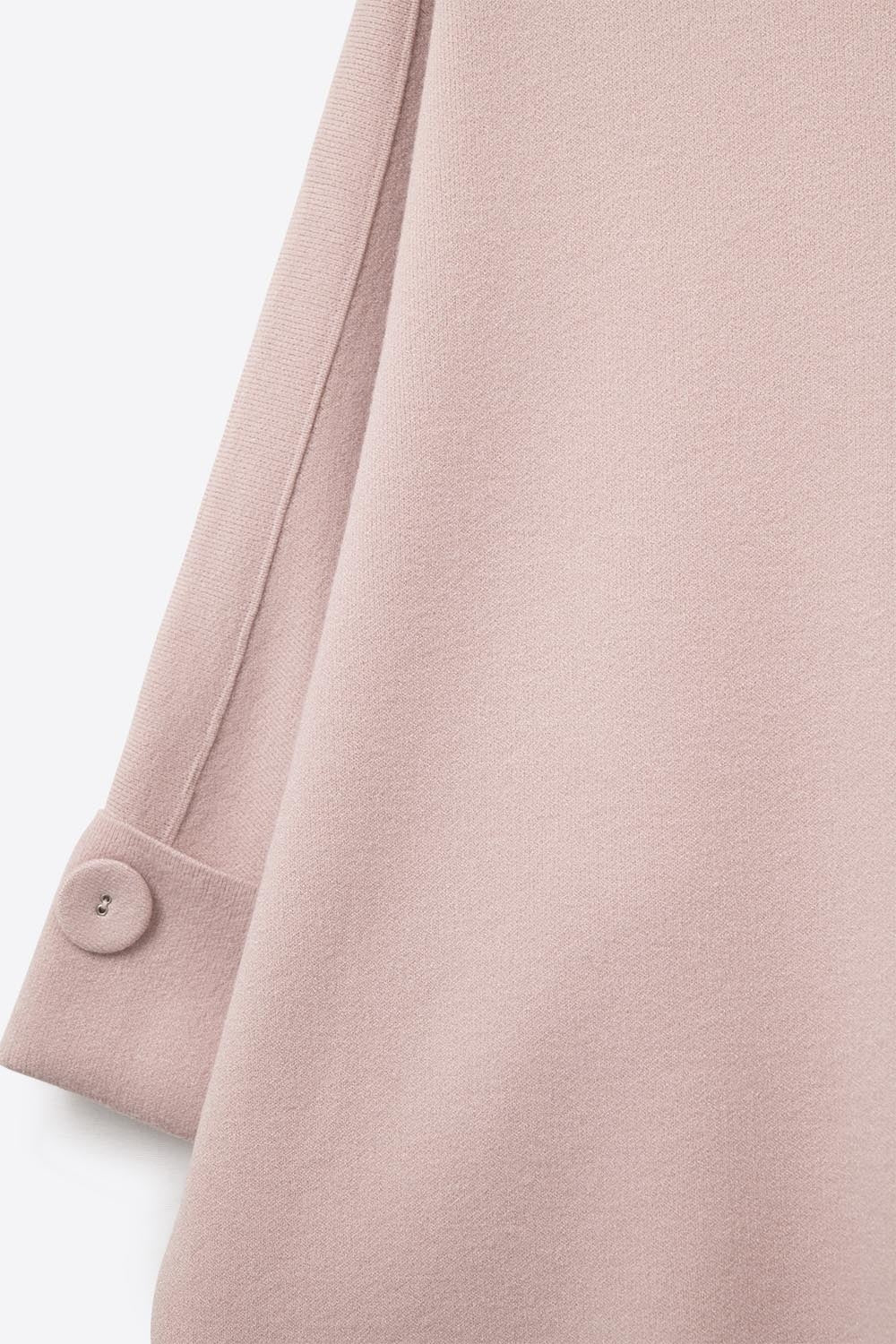 Maglione rosa lavorato a maglia con dettagli di bottoni