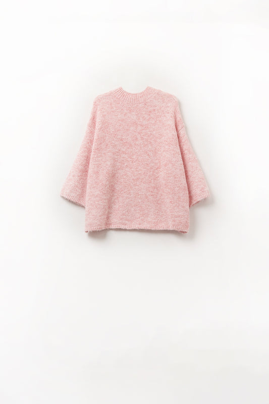 Maglione rosa soffice con maniche a tre quarti e scollo rotondo
