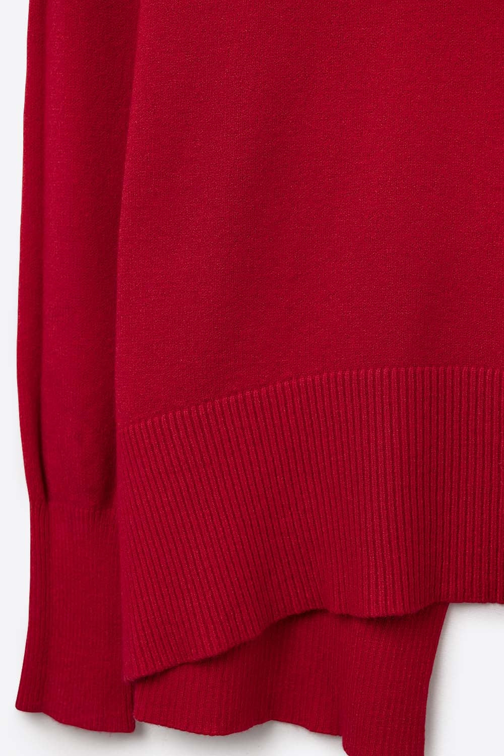 Maglione rosso con dettaglio aperto sulla schiena