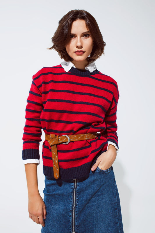 Q2 Maglione rosso con righe blu e girocollo bianco