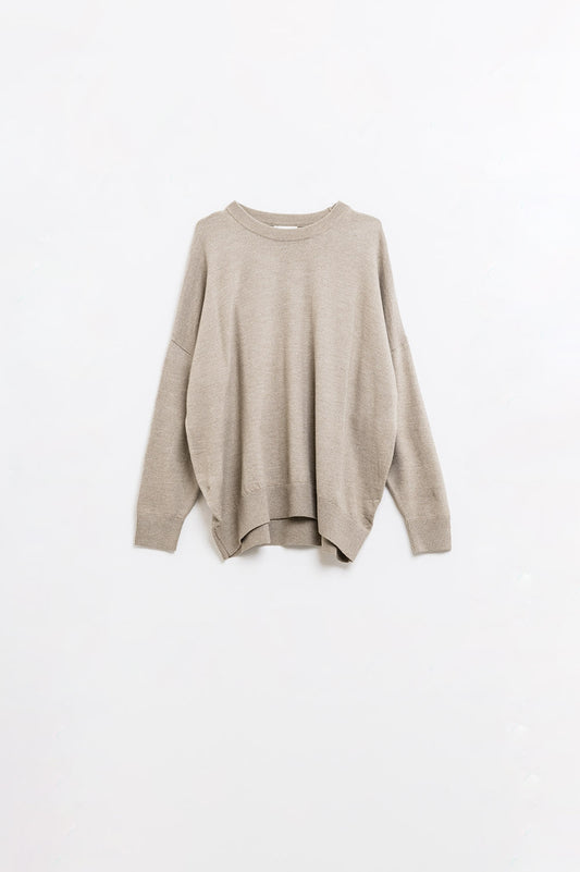 Q2 Maglione sciolto a maglia fine di colore beige con scollo rotondo