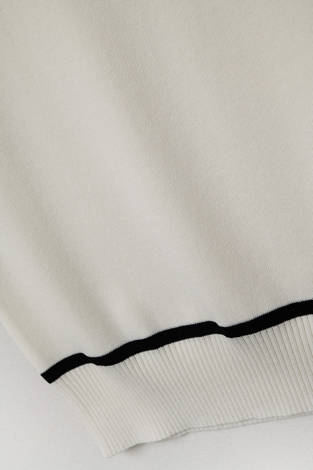 Maglione senza maniche bianco con linee nere all'esterno