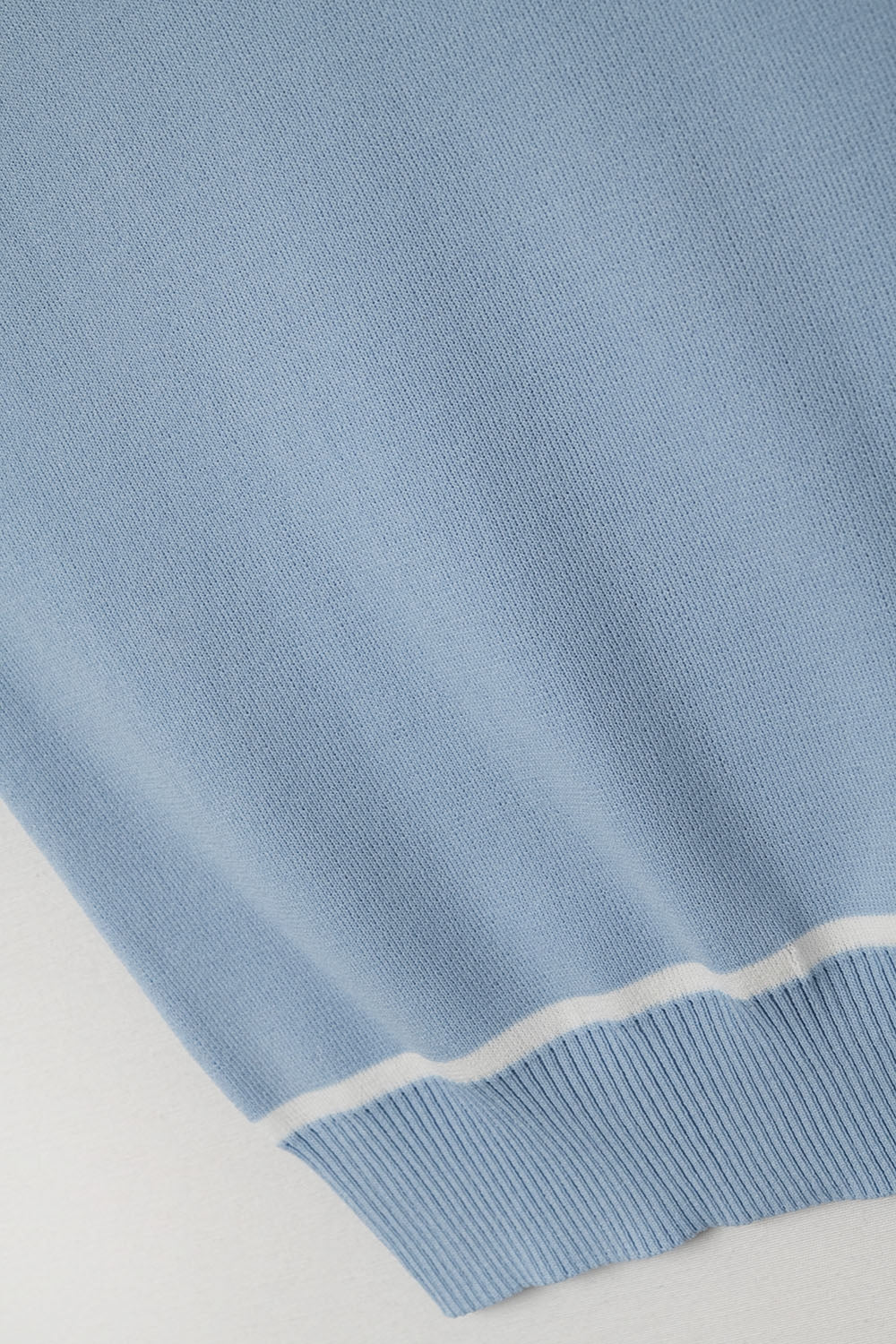 Maglione Senza Maniche Blu con Dettaglio a Righe Bianche