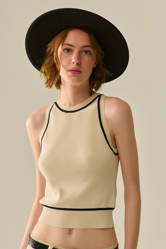 Q2 Maglione Senza Maniche in Beige con Dettaglio di Linee Nere