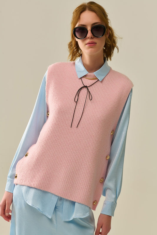 Q2 Maglione smanicato rosa con bottoni dorati