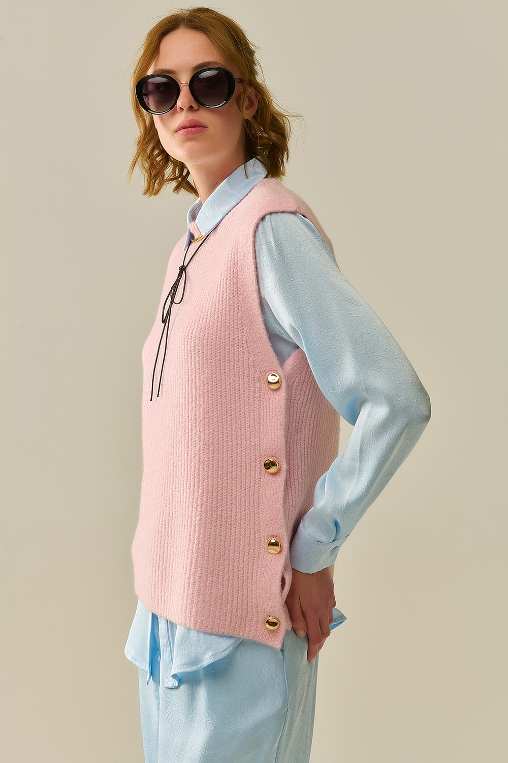 Maglione smanicato rosa con bottoni dorati