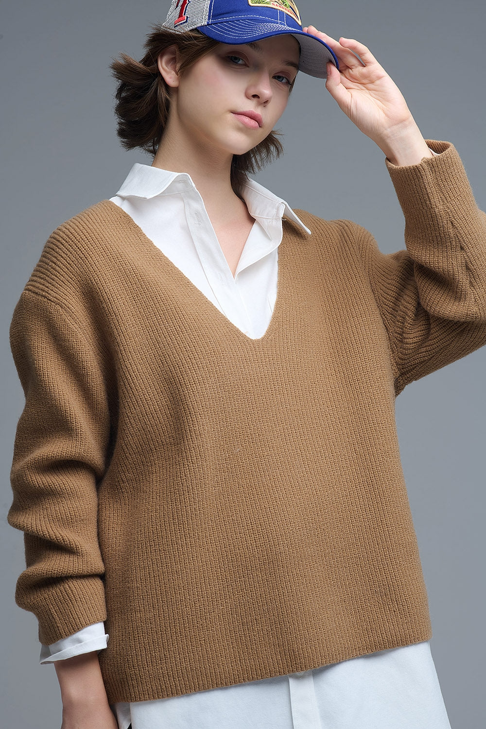 Q2 Maglione sottile super oversize con scollo a V in cammello