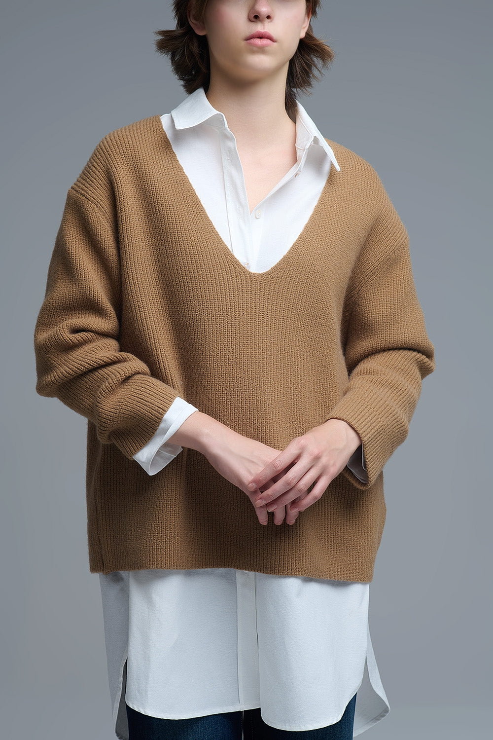 Maglione sottile super oversize con scollo a V in cammello