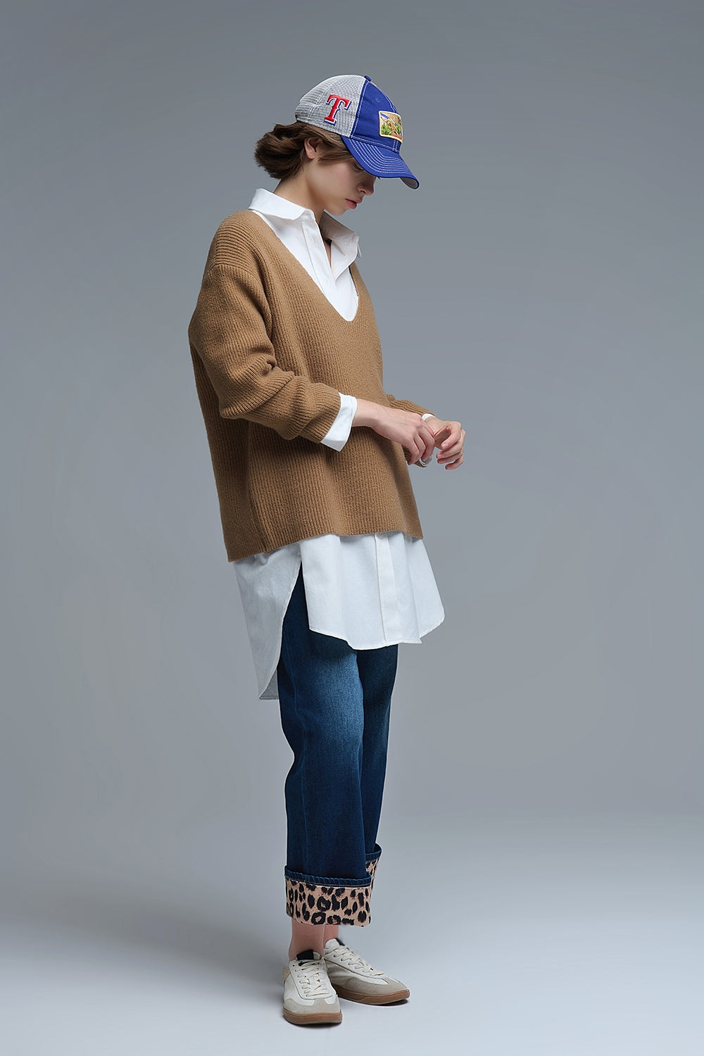 Maglione sottile super oversize con scollo a V in cammello