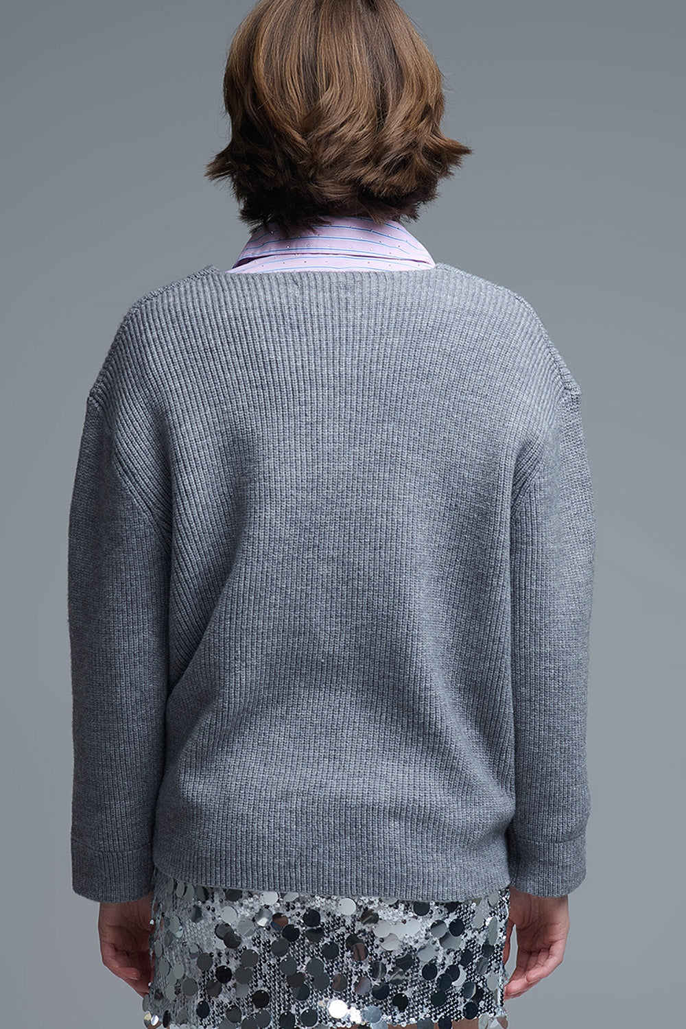 Maglione sottile super oversize con scollo a V in grigio