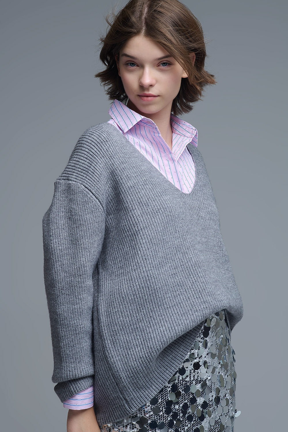 Maglione sottile super oversize con scollo a V in grigio