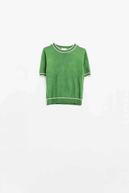 Maglione verde a maniche corte con dettaglio di linee bianche