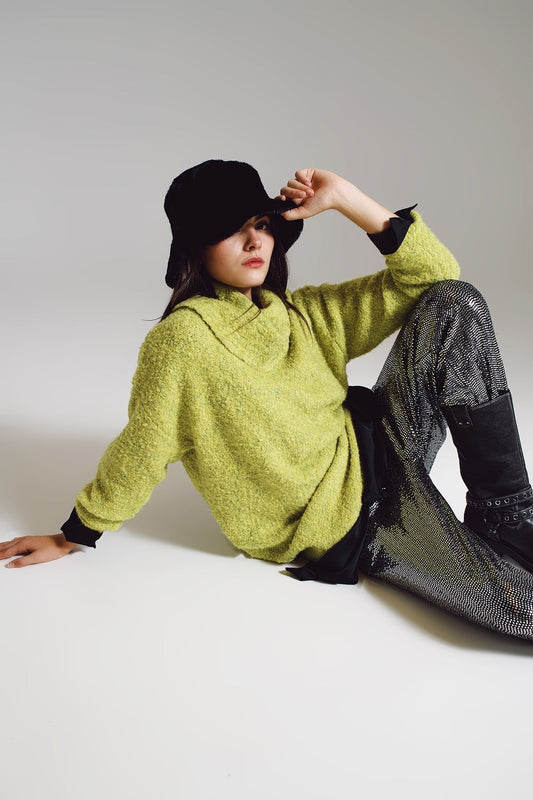 Q2 Maglione verde con collo bardot.