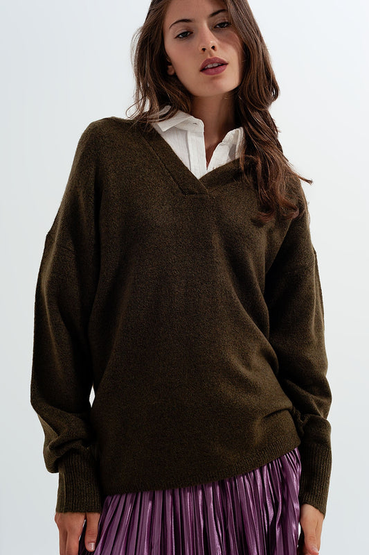 Q2 Maglione verde con scollo a V