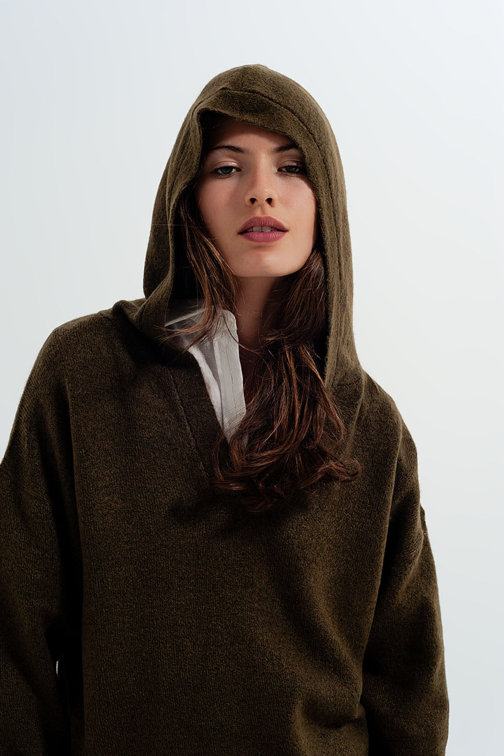 Maglione verde con scollo a V