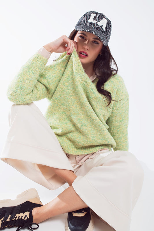 Q2 Maglione verde in maglia soffice con scollo a V