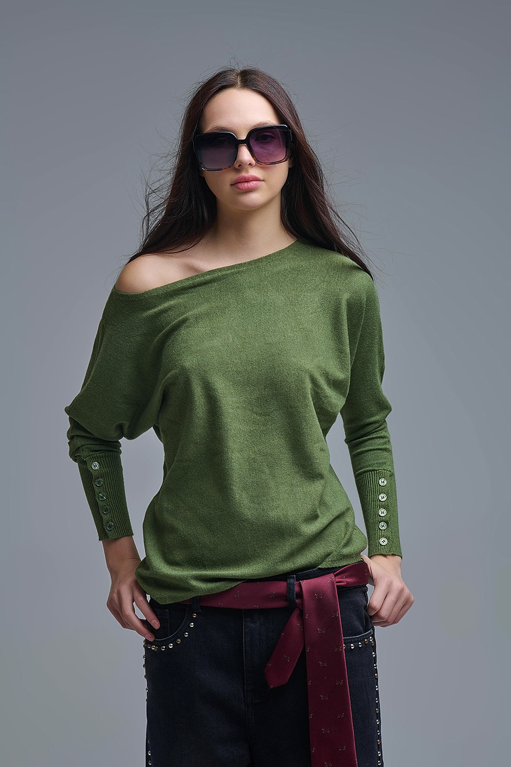 Maglione verde oliva a maglia morbida con dettagli di bottoni sulle maniche