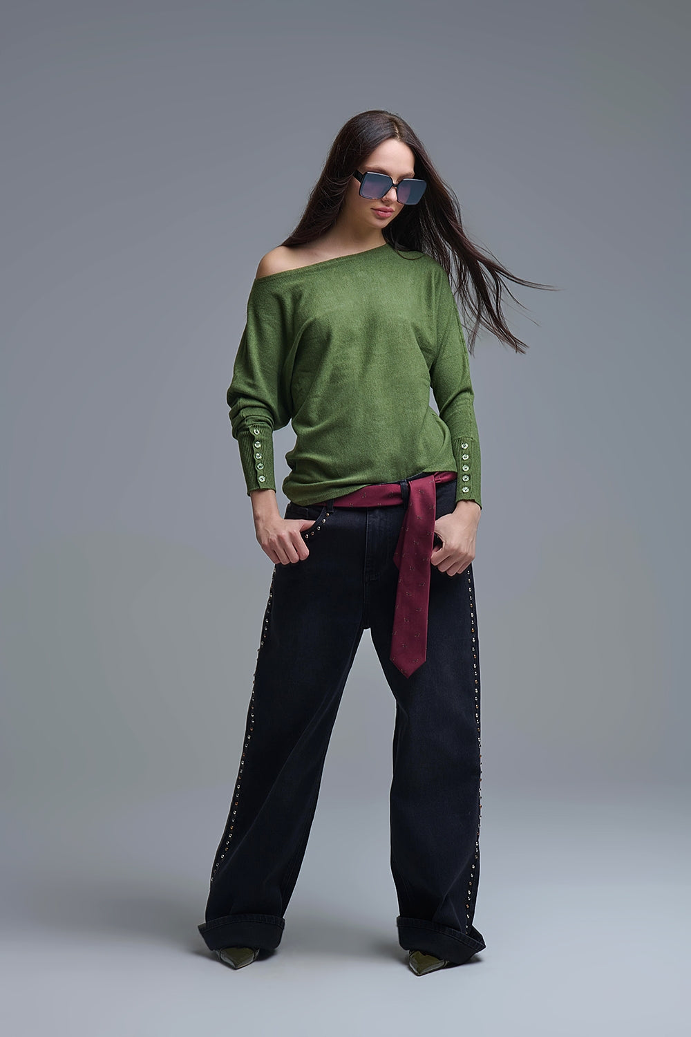 Maglione verde oliva a maglia morbida con dettagli di bottoni sulle maniche