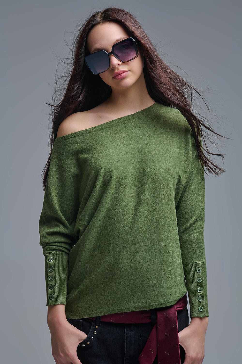 Maglione verde oliva a maglia morbida con dettagli di bottoni sulle maniche