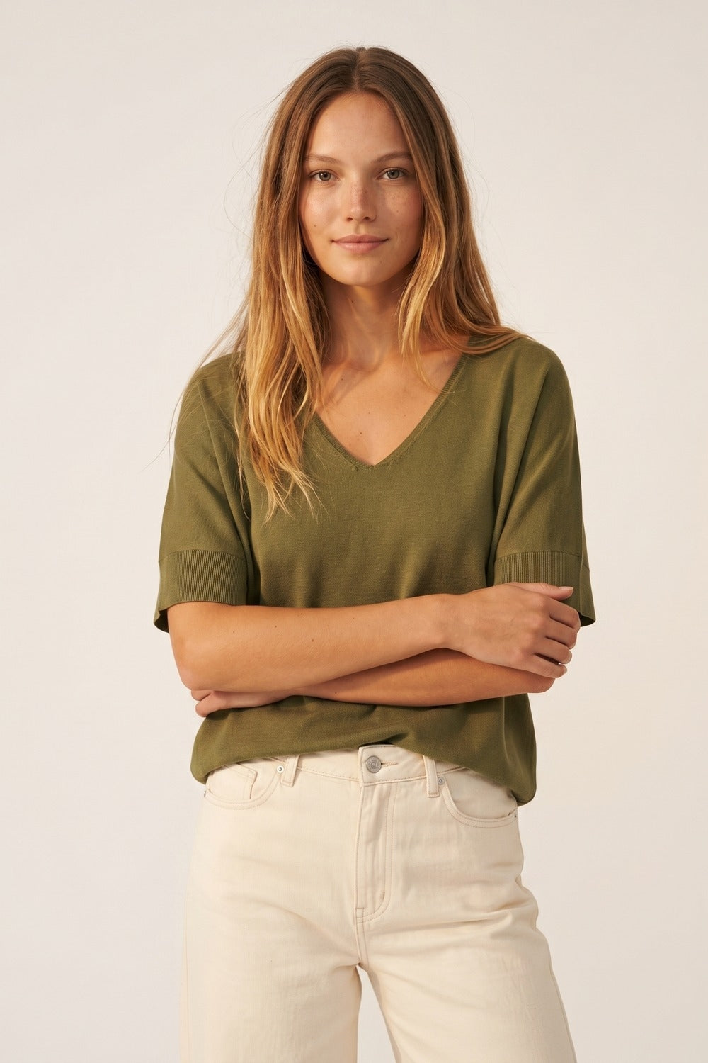 Maglione verde oliva a maglia rilassata con scollo a V