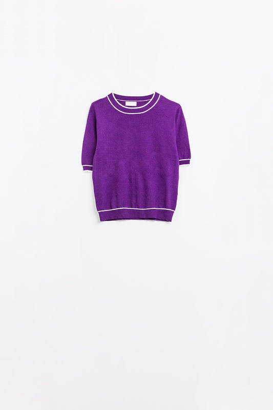 Q2 Maglione viola a maniche corte con dettaglio di linee bianche