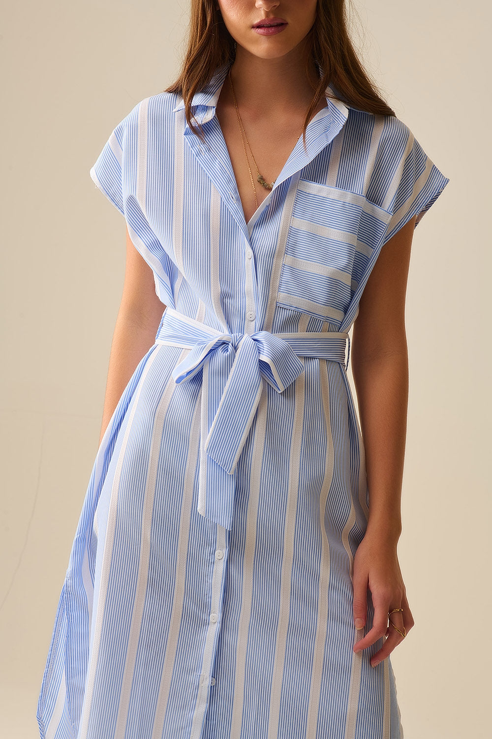 Maxi abito a camicia senza maniche a righe bianche e blu