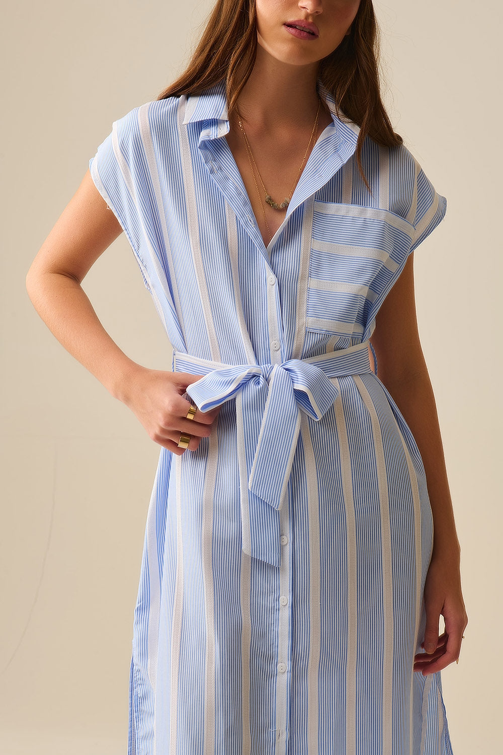 Maxi abito a camicia senza maniche a righe bianche e blu