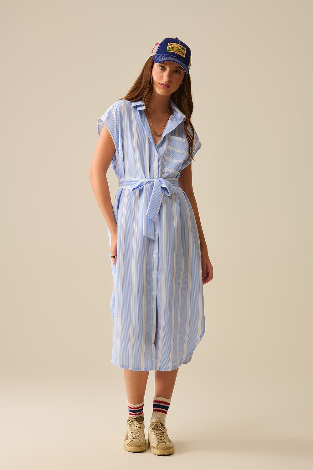 Maxi abito a camicia senza maniche a righe bianche e blu