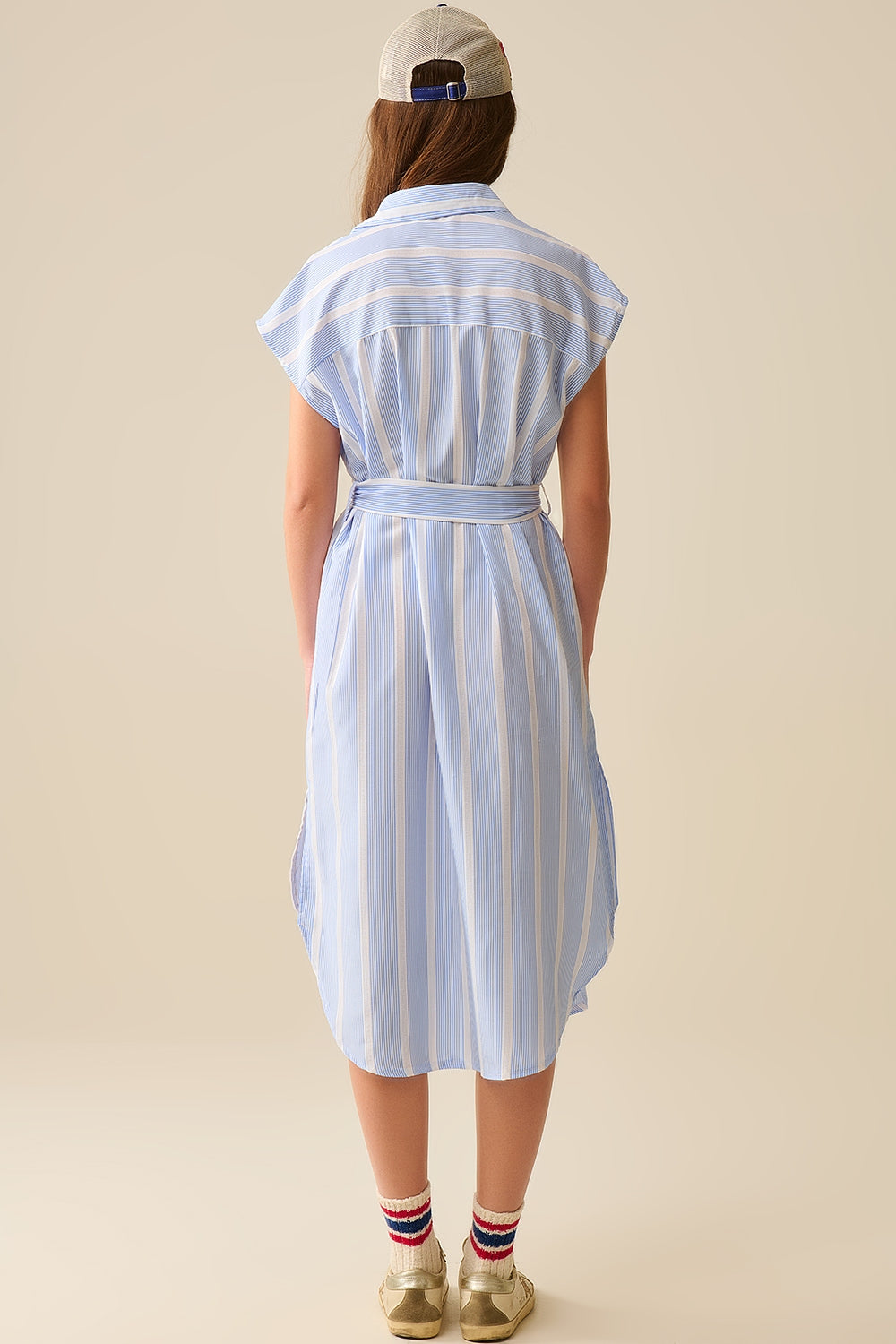 Maxi abito a camicia senza maniche a righe bianche e blu