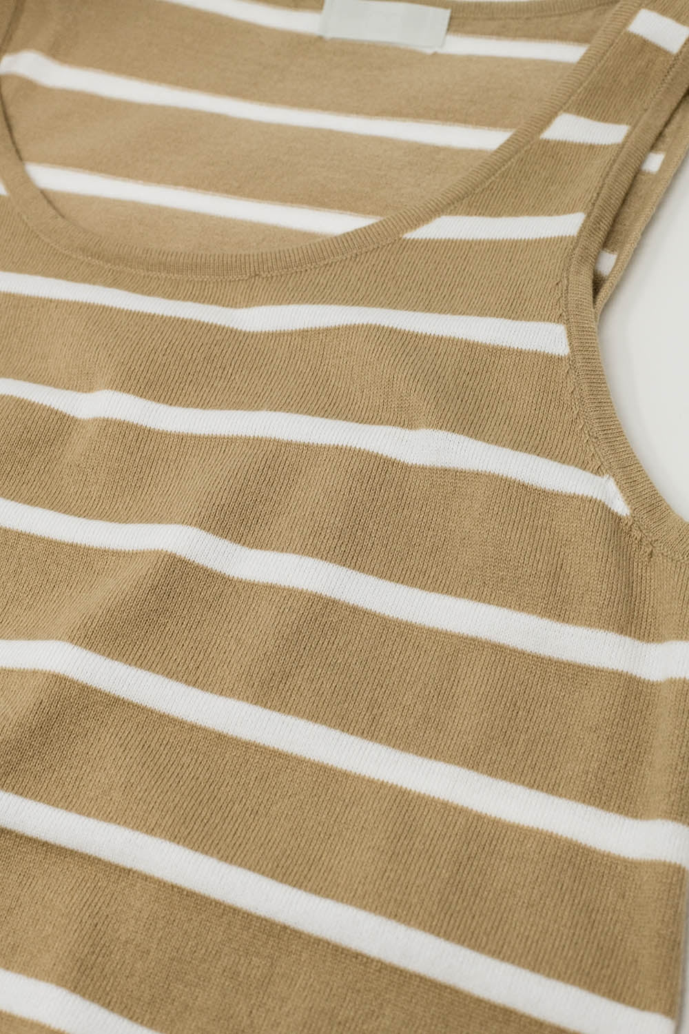 Maxi abito a canotta con scollo rotondo in beige con strisce bianche