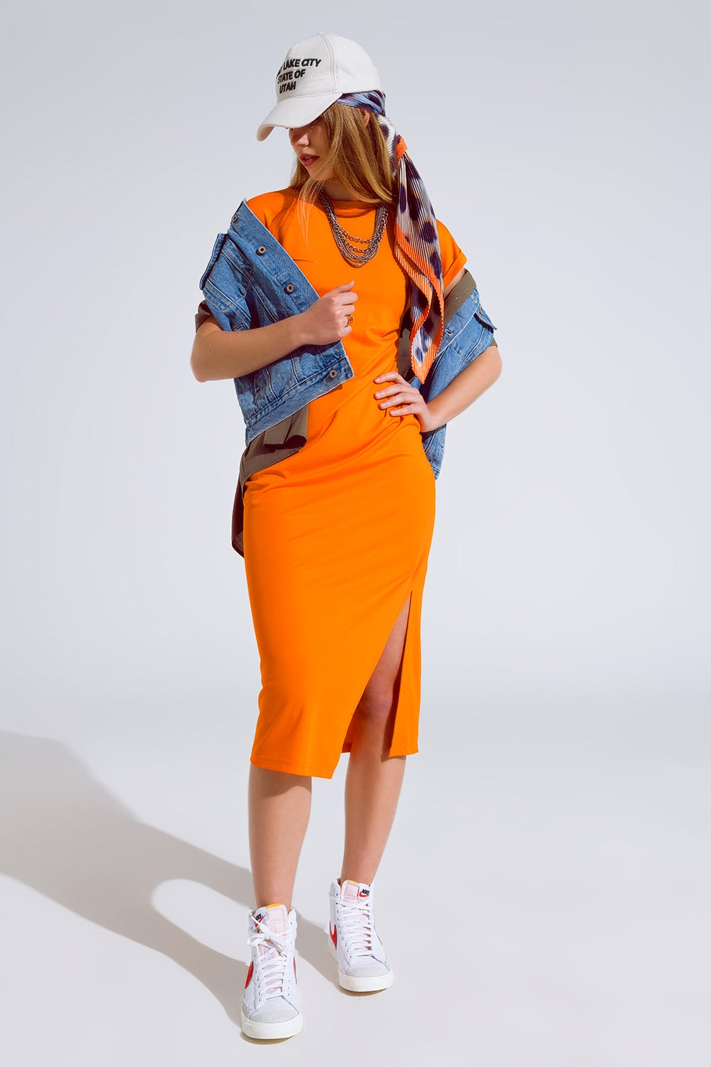 Maxi abito arancione con spalline e rouche laterali