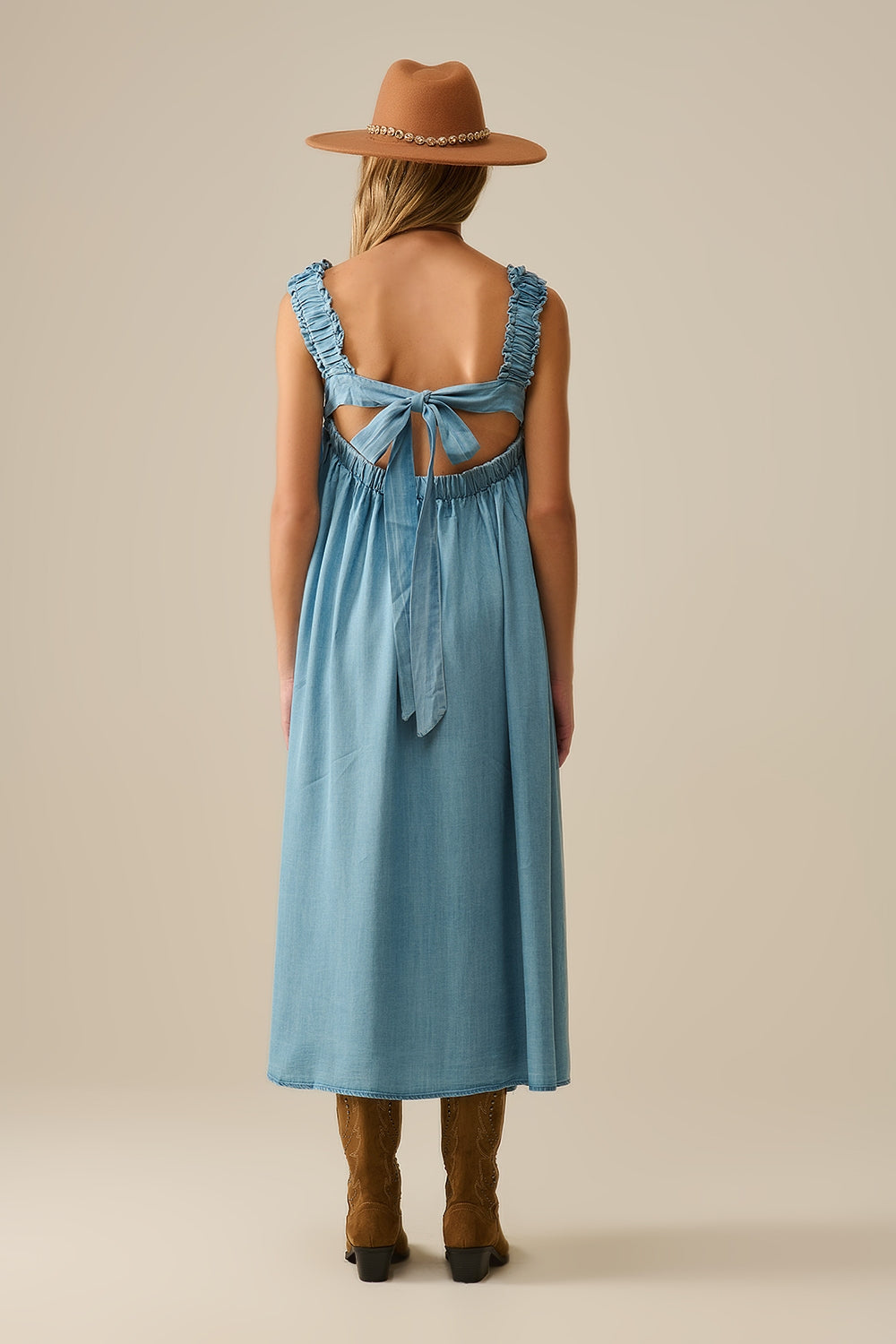 Maxi abito azzurro con spalline arricciate in tessuto tencel