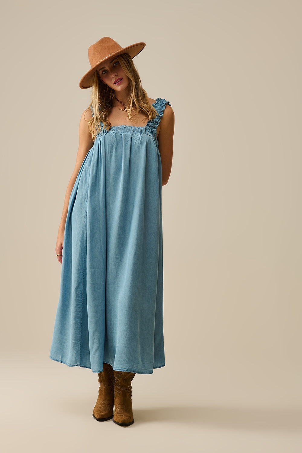 Maxi abito azzurro con spalline arricciate in tessuto tencel