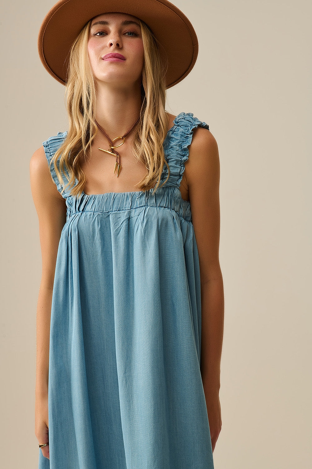 Maxi abito azzurro con spalline arricciate in tessuto tencel