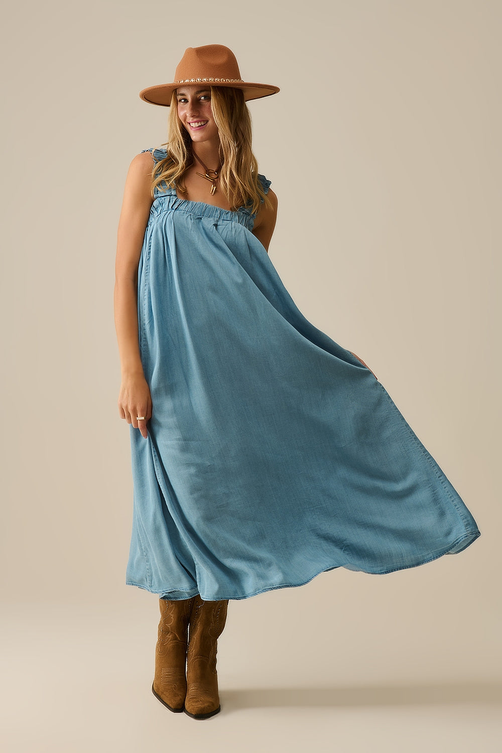Maxi abito azzurro con spalline arricciate in tessuto tencel