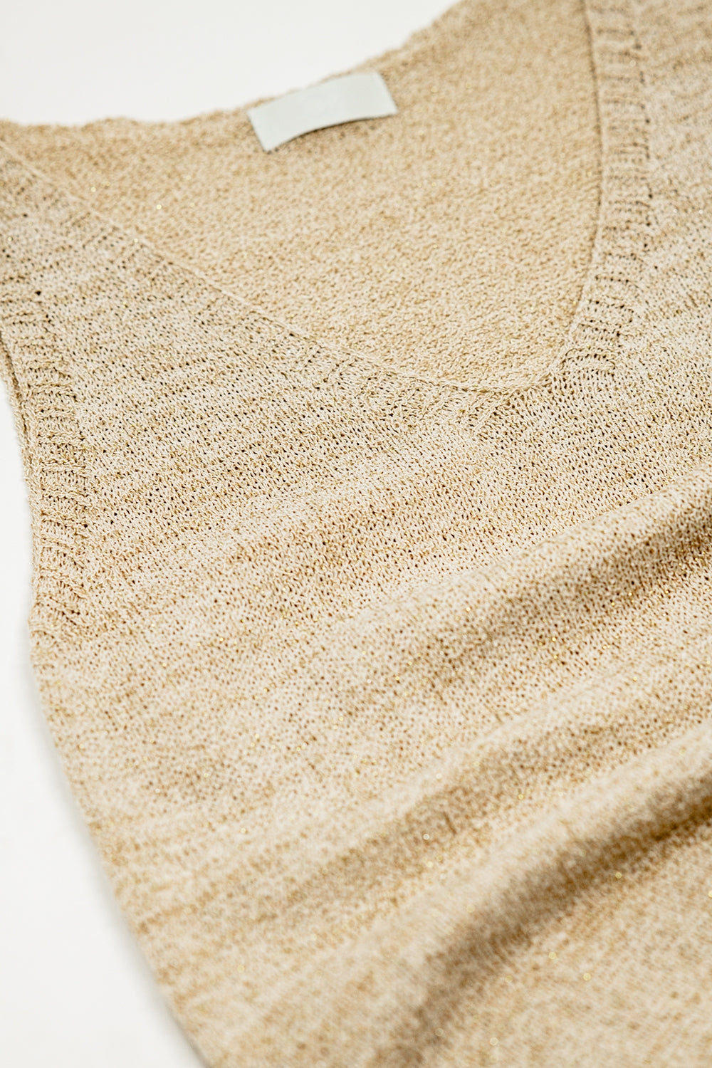 Maxi abito beige senza maniche con spacco laterale