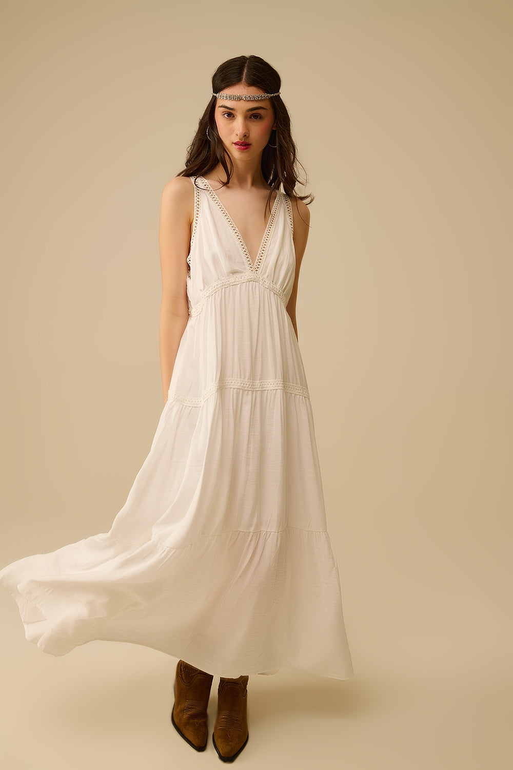 Maxi abito bianco con dettagli in pizzo e stile boho