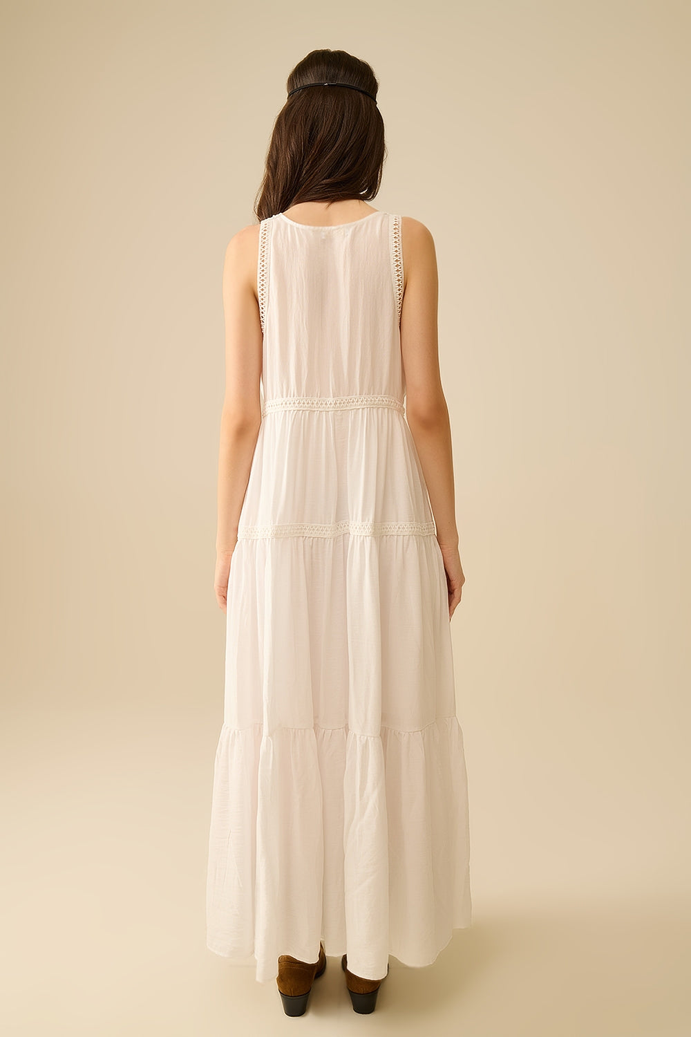 Maxi abito bianco con dettagli in pizzo e stile boho