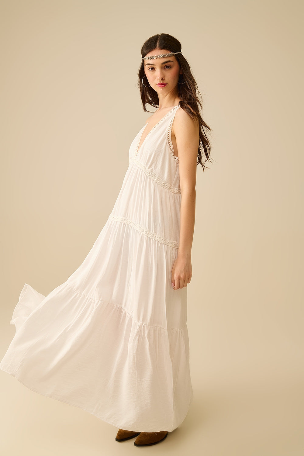 Q2 Maxi abito bianco con dettagli in pizzo e stile boho