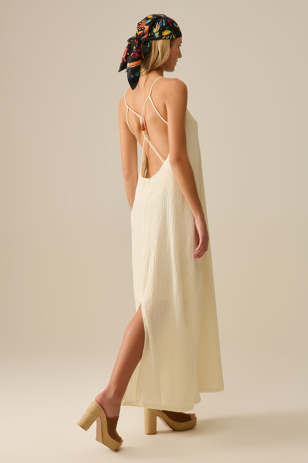 Maxi abito con cinturino posteriore con perline in crema