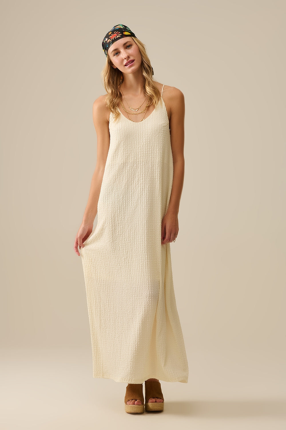 Maxi abito con cinturino posteriore con perline in crema