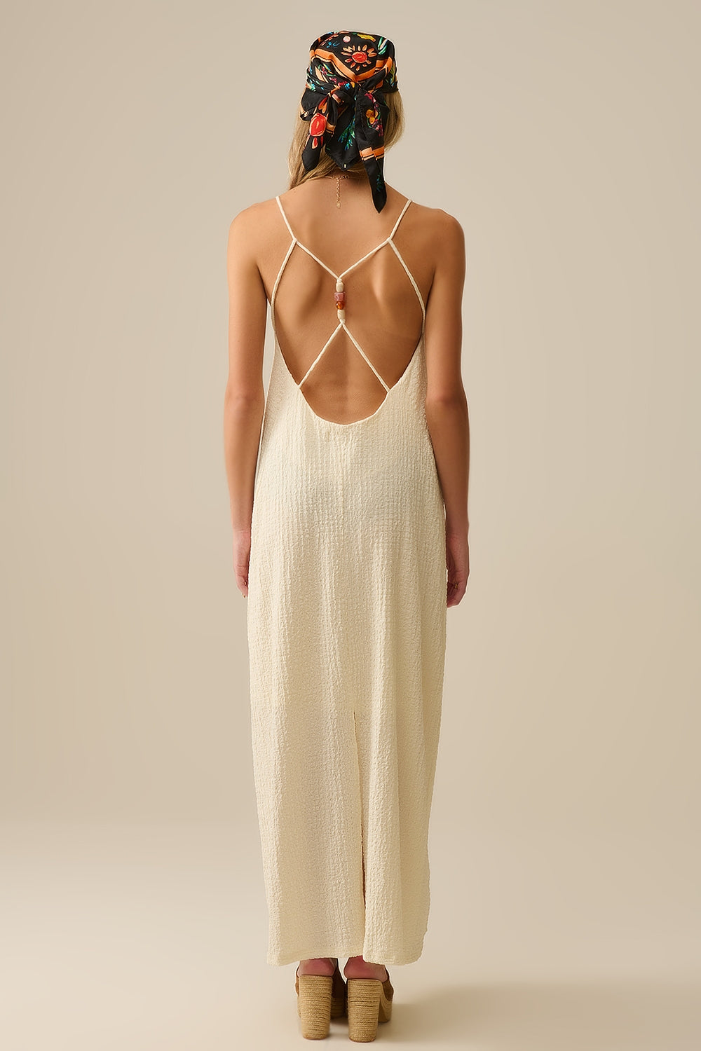 Maxi abito con cinturino posteriore con perline in crema