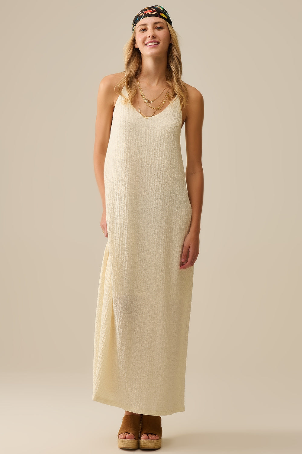 Maxi abito con cinturino posteriore con perline in crema