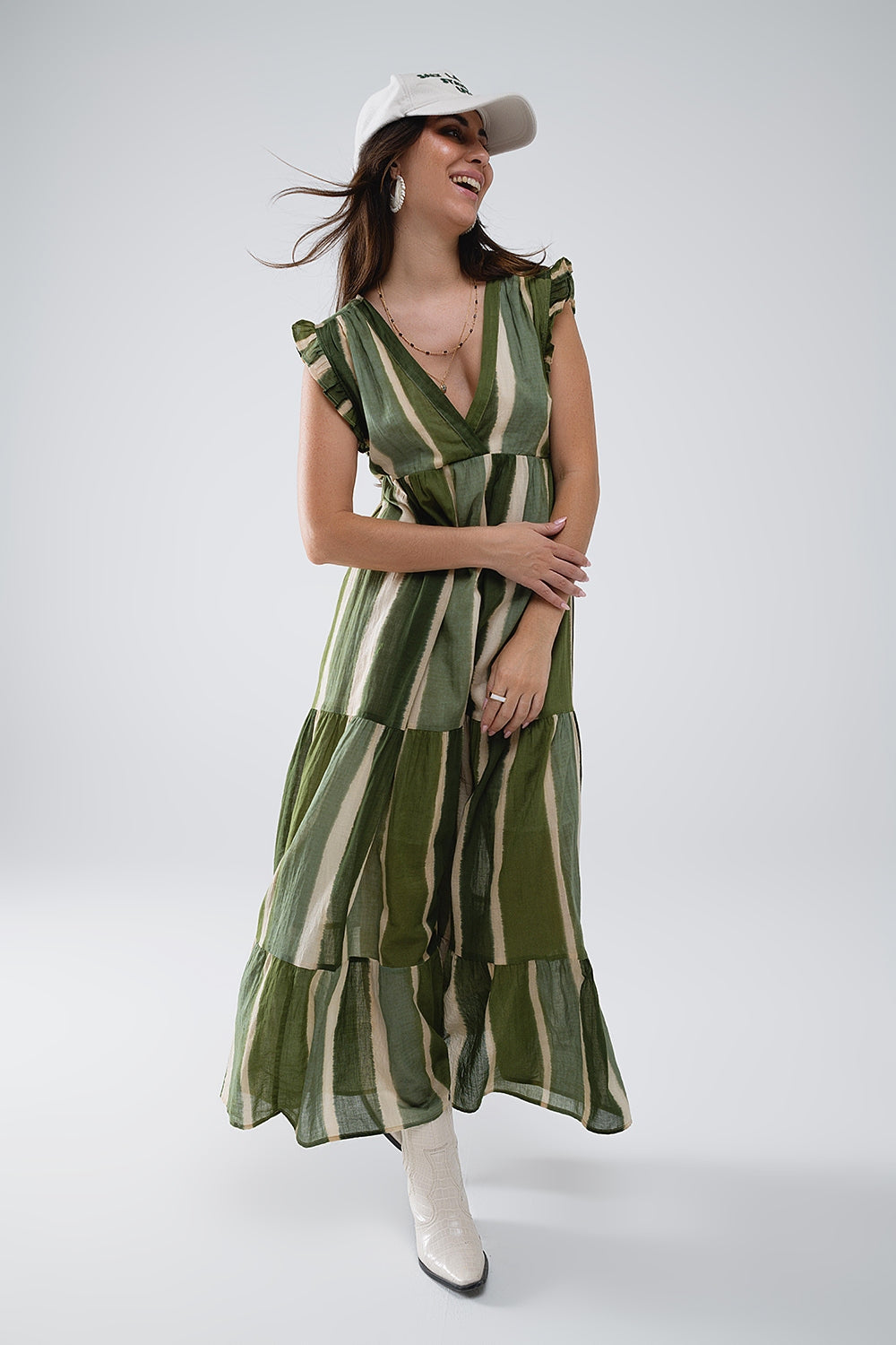 Maxi abito con scollo a V e gonna a balze in verde a righe tie-dye