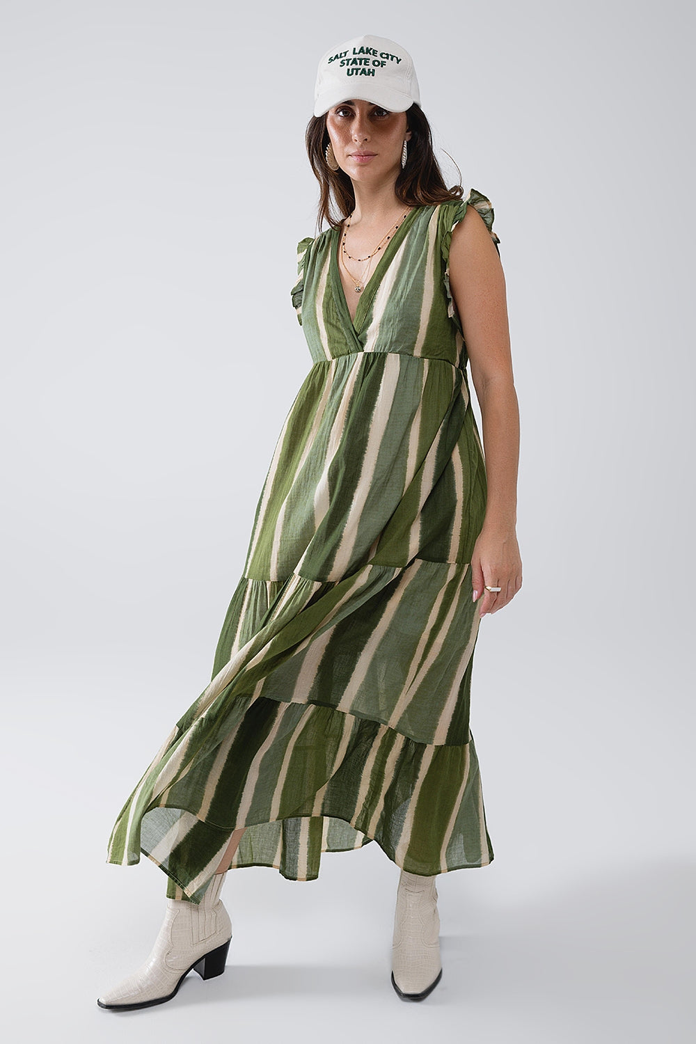 Maxi abito con scollo a V e gonna a balze in verde a righe tie-dye