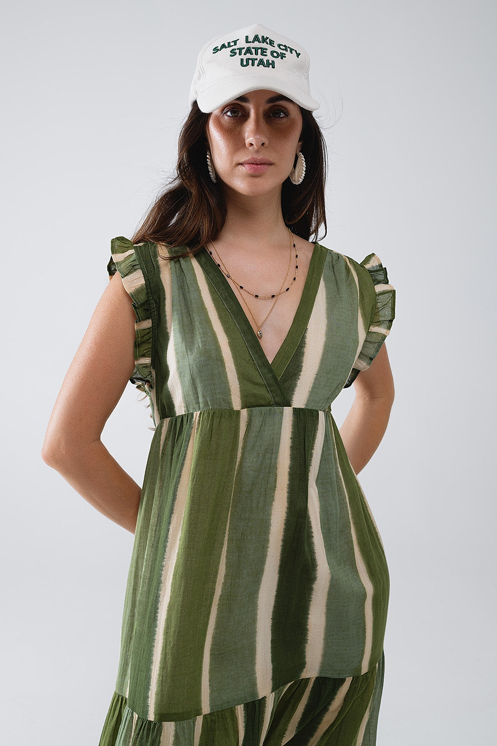 Maxi abito con scollo a V e gonna a balze in verde a righe tie-dye