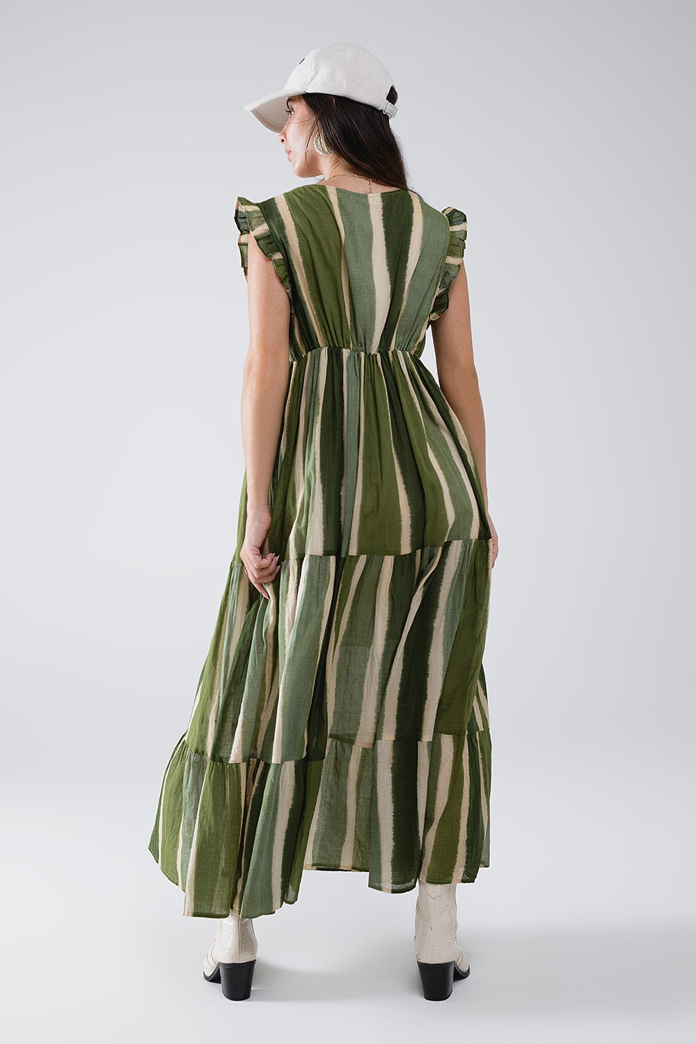 Maxi abito con scollo a V e gonna a balze in verde a righe tie-dye