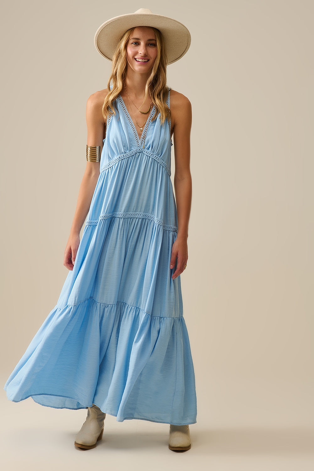 Maxi abito fluido con inserti in pizzo in blu chiaro