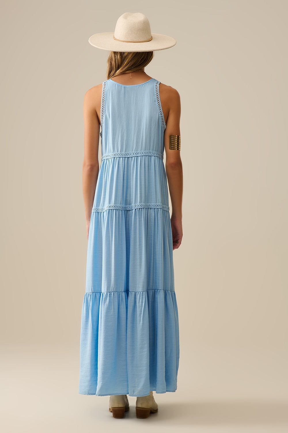 Maxi abito fluido con inserti in pizzo in blu chiaro