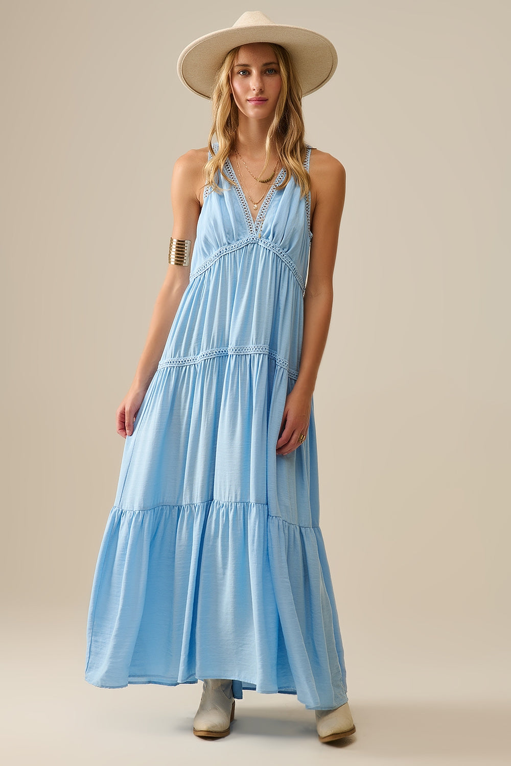 Maxi abito fluido con inserti in pizzo in blu chiaro